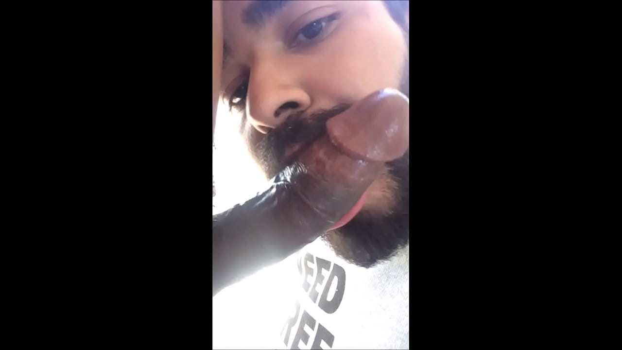 Barbudo chupando a pica do neg&atilde;o - www.prazergay.com.br