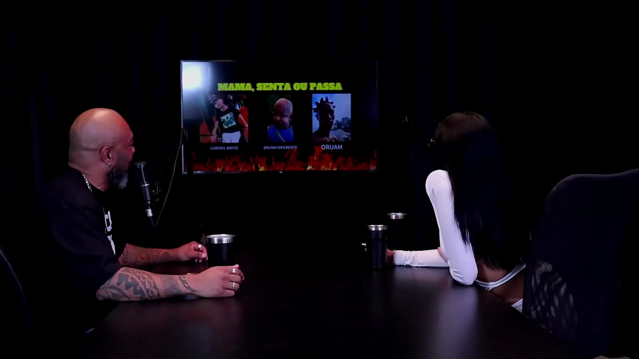 Morena safada faz um stripper, mostrando seus peitos e a buceta ap&oacute;s responder em quem mama, senta ou passa - Leticia Braga (WATCH ON: SHEER/RED)