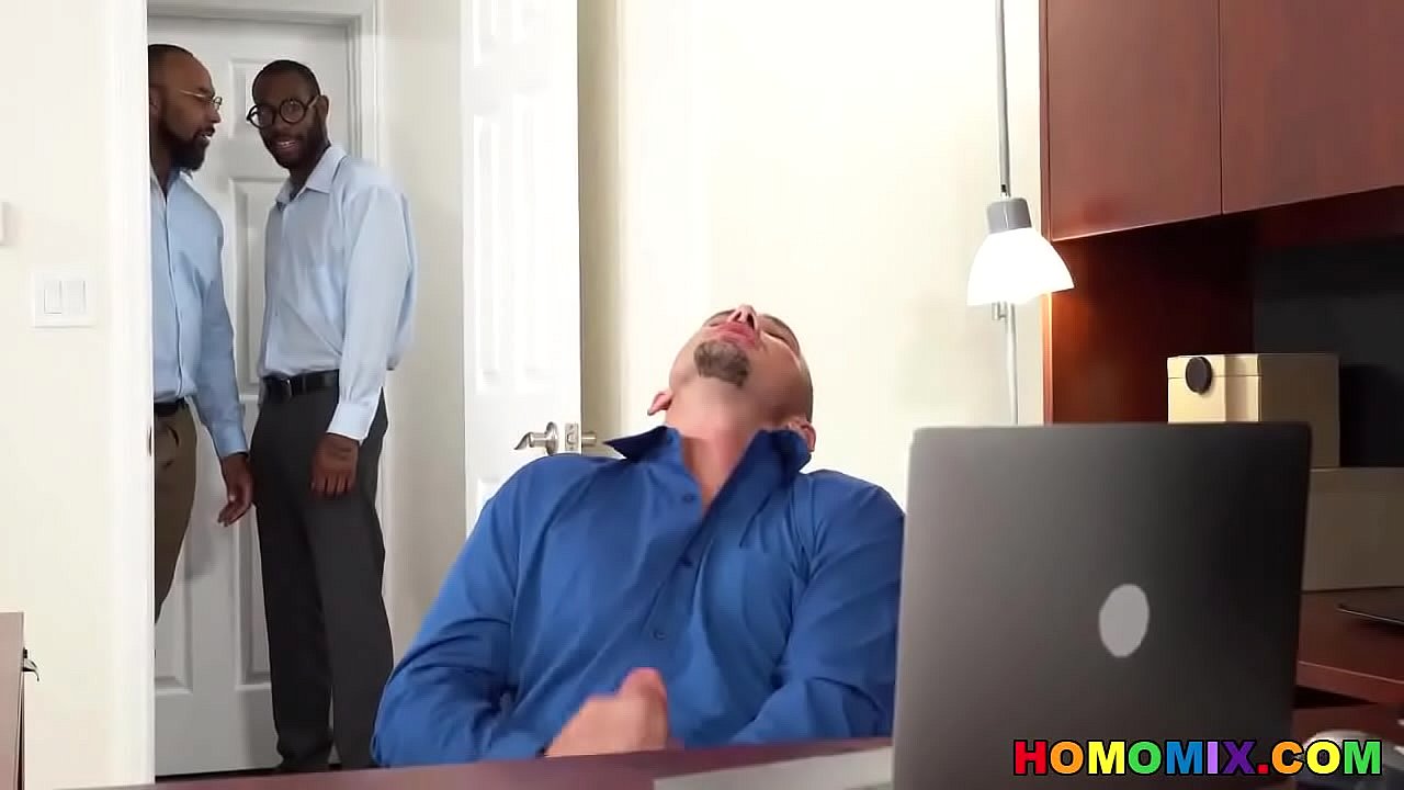 Praktikant bei IR Gay Porn bei der Arbeit vor Publikum