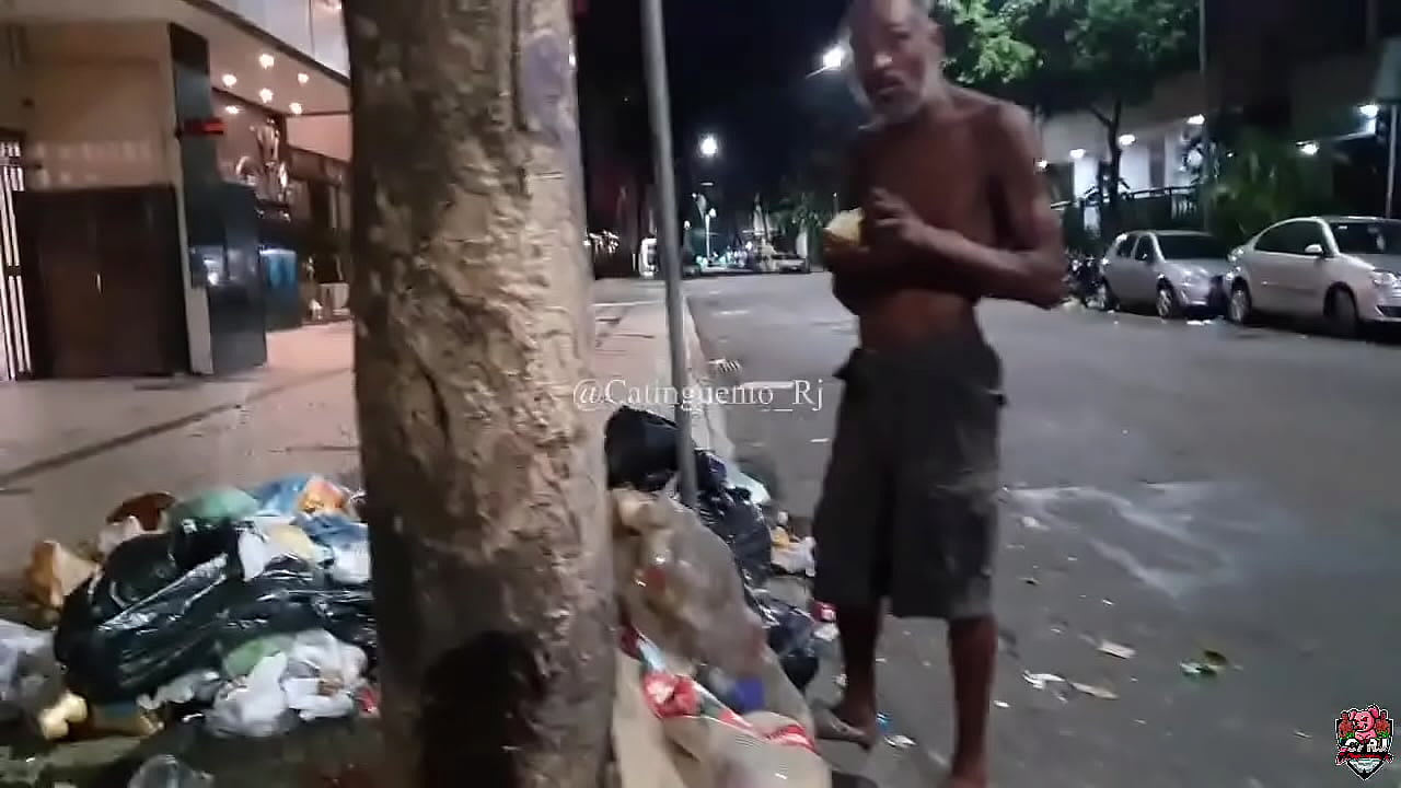 Nessa madrugada, depois de uma foda apimentada com um baiano, fui pra rua ca&ccedil;ar um mendigo pra gravar. Olhem o que eu ac...