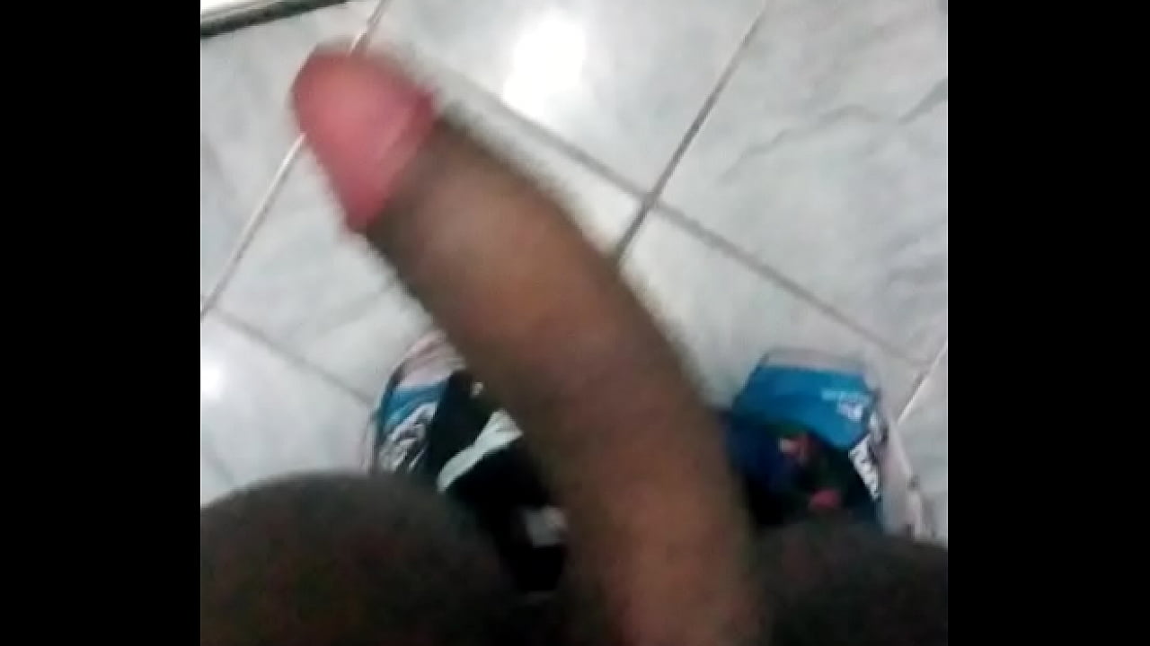 Roludo se masturbando