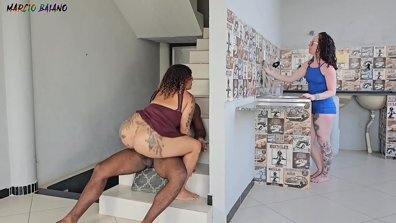 MINHA ESPOSA FAZ A FAXINA E NEM PERCEBE EU COMENDO A MAE DELA