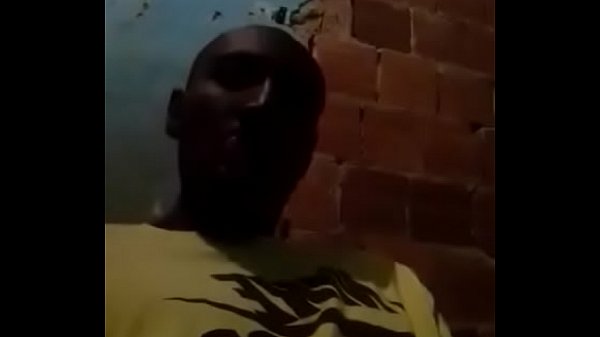 NEG&Atilde;O DOTADO BATENDO UMA PUNHETA MUITO EXCITADO