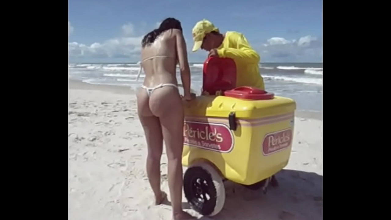 Fiestacasaldf: Esposa de micro bikini comprando picol&eacute;