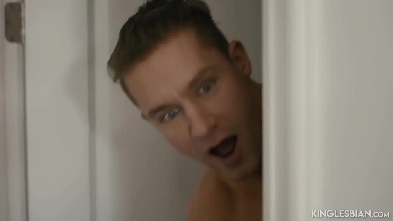 Lesbienne adore faire de l'anal avec un gros gode noir | Adriana Chechik