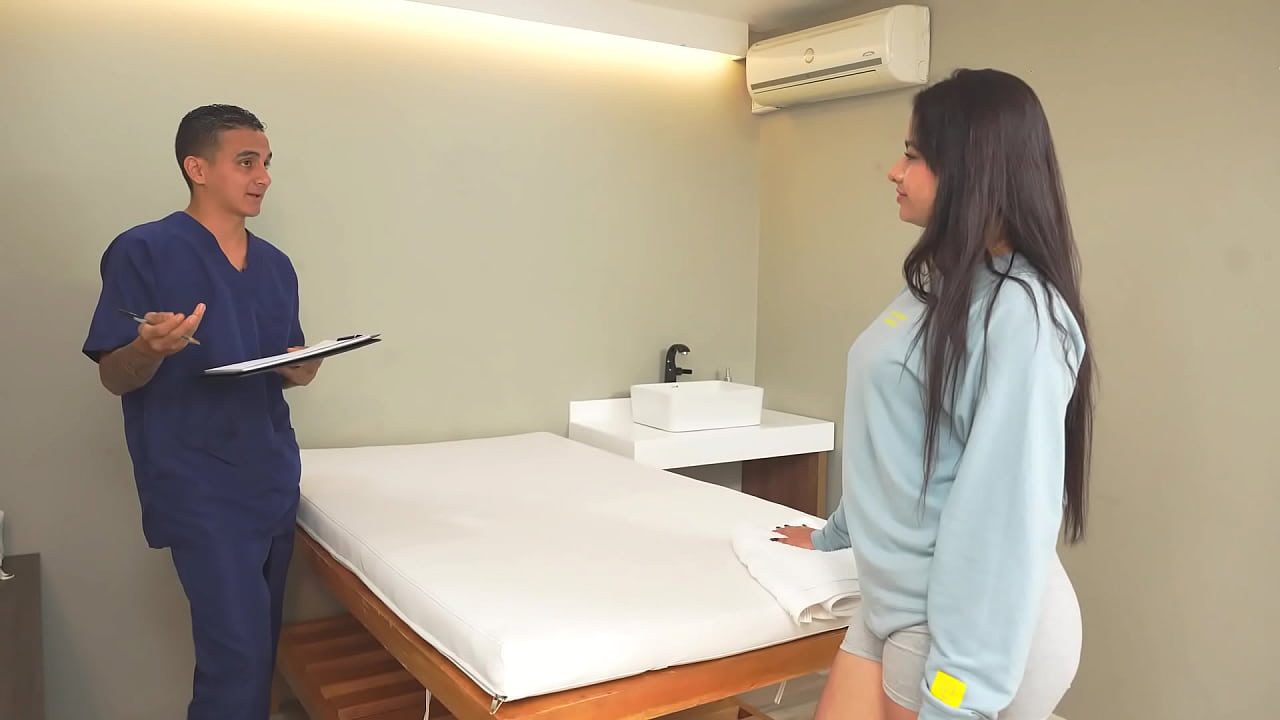 Kinky masseur fucks his client Karoll Daniels hard until he cums on her tits