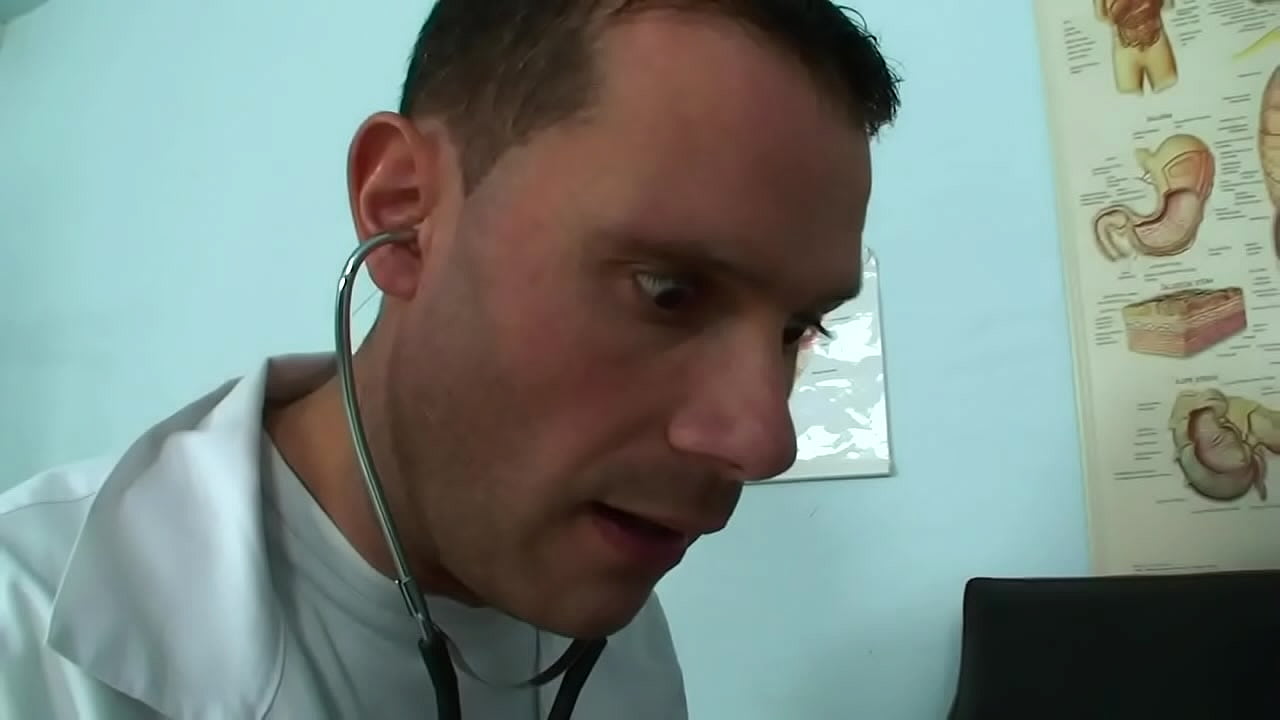 Una calda mora con un corpo perfetto e gli occhiali adora scopare i dottori con la sua calda figa bagnata