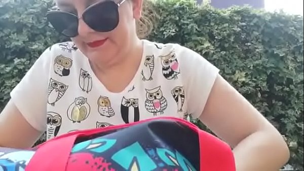 Nel box del condominio piscio sopra ad un grosso pene di colore