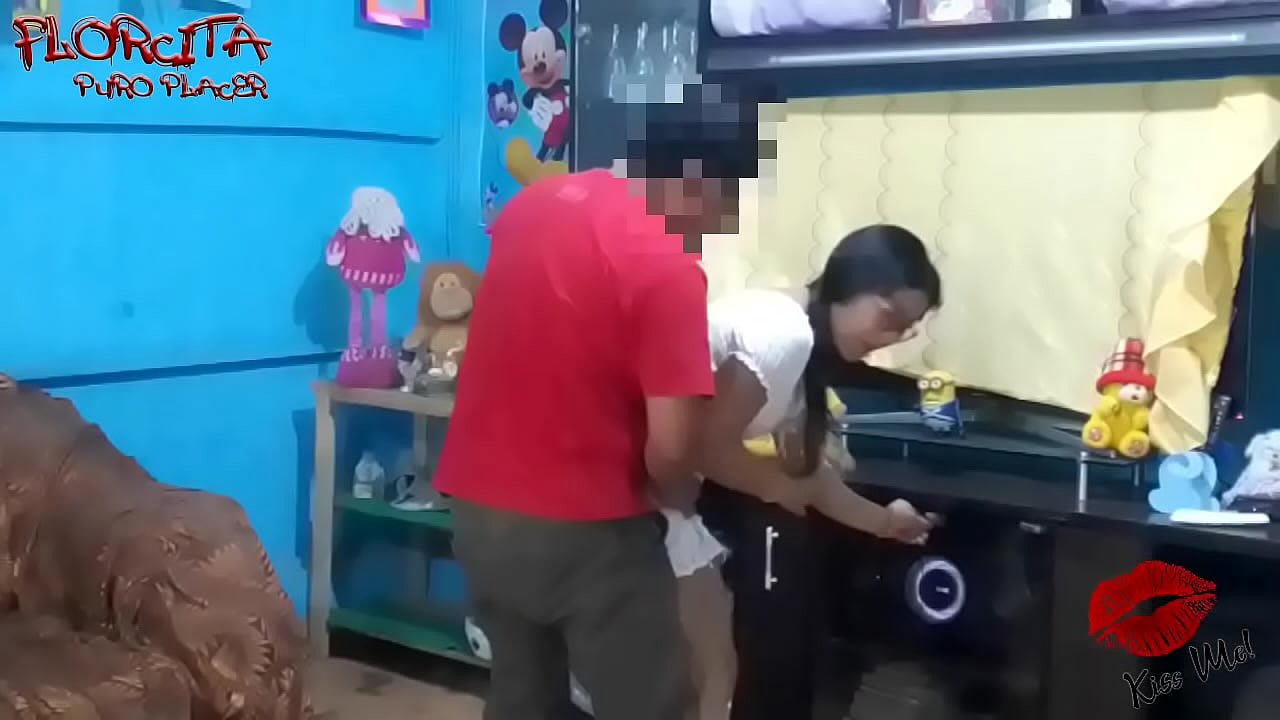 Mi tio llego con una botella de vino , y me embarra mi cara con su leche