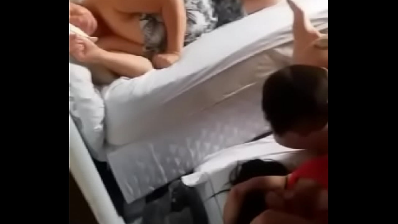 Sexo com todo mundo vendo