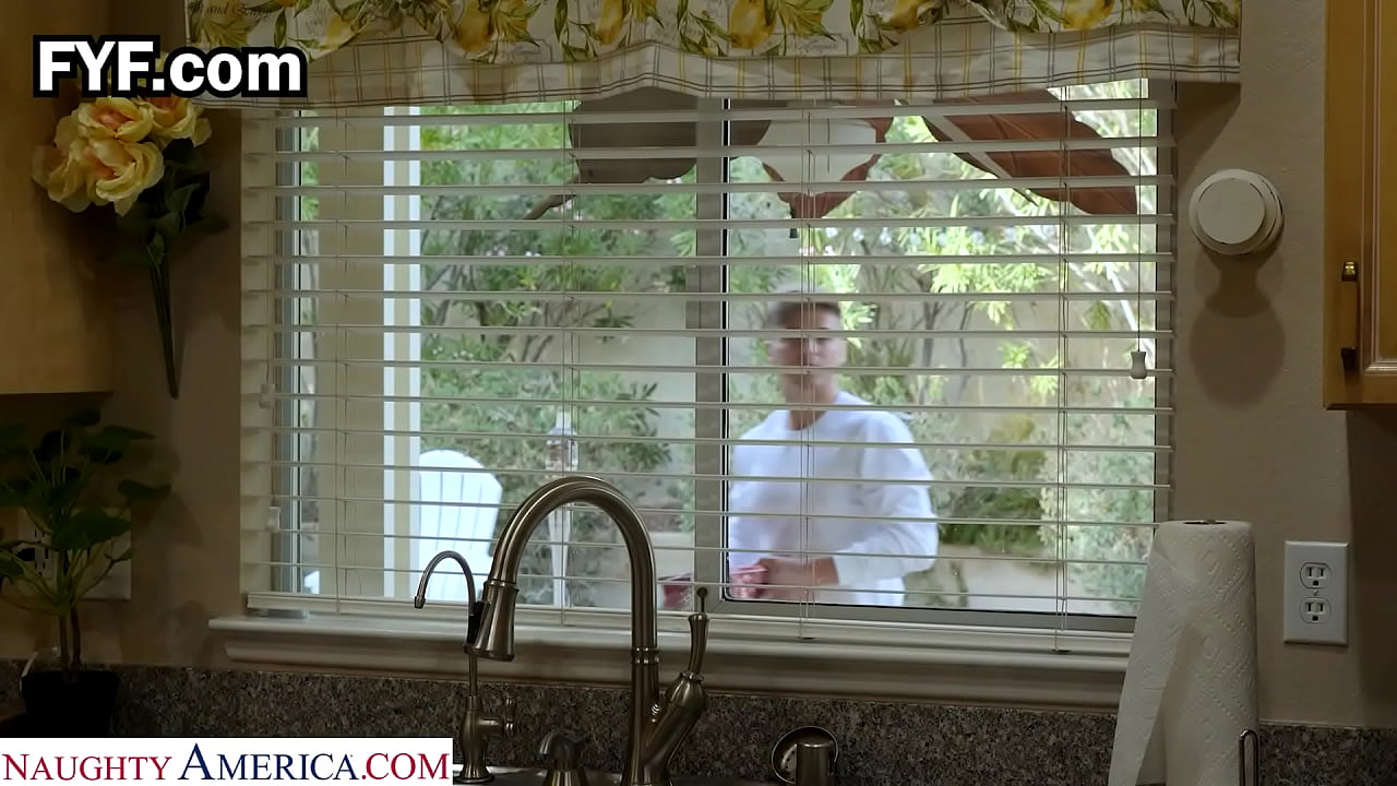 Size Matters: Jay's Risqu&eacute; Boast to His Friend's Mom