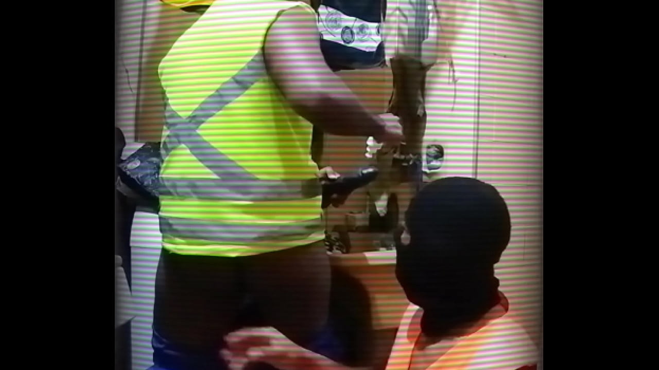 Brincando com o consolo no cu do trabalhador