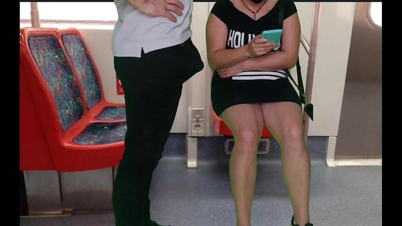 a garota de vestido sem calcinha no trem deu uma punheta para um estranho e um boquete em p&uacute;blico