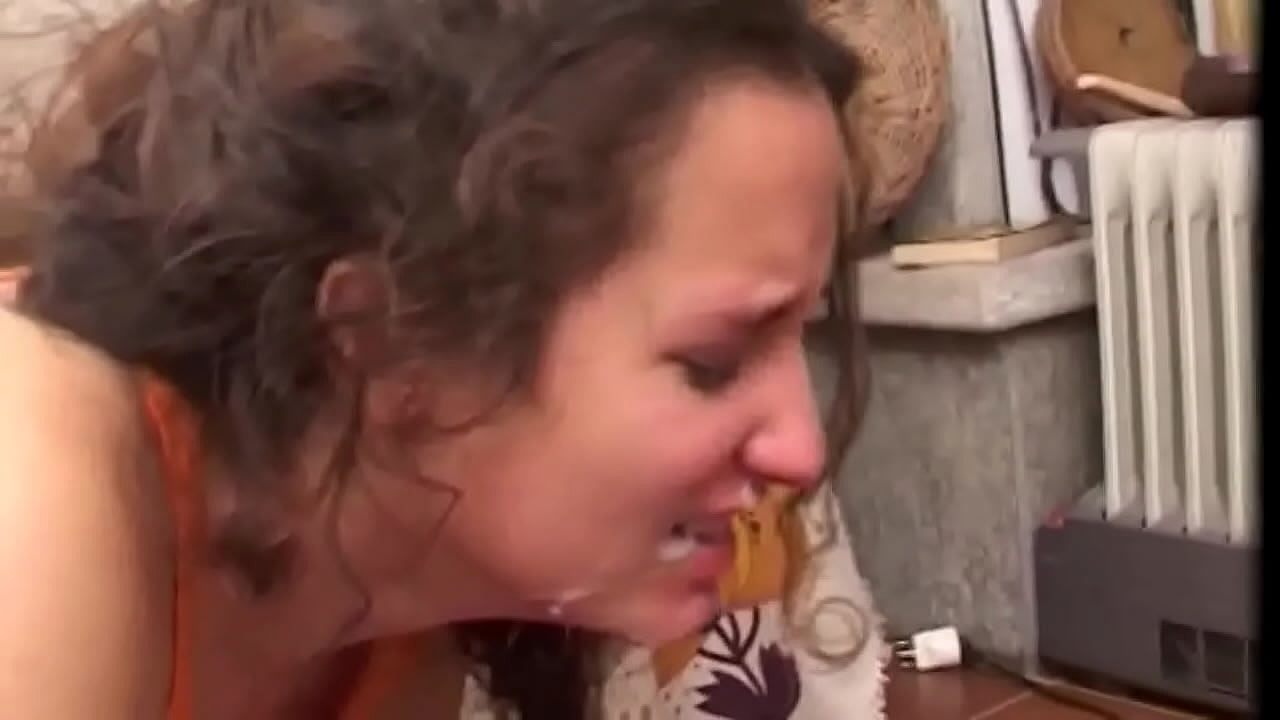 Teen vende una Milf eccitata e ama farle piacere