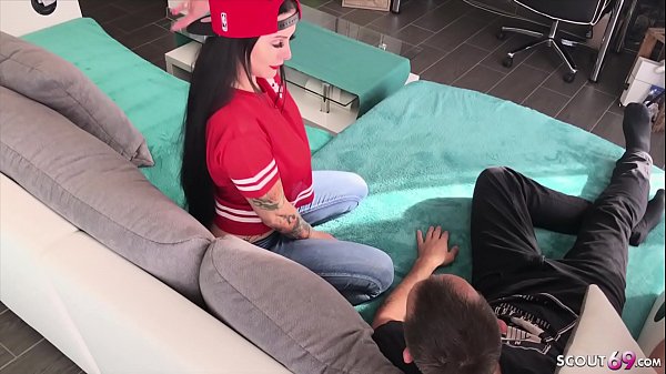 German Young - Sie fickt den besten Freund ihres Stief Bruder als beide alleine im Wohnzimmer sind