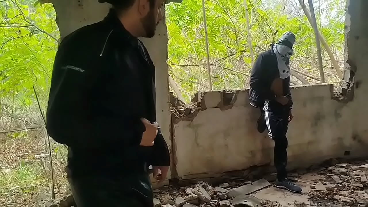 Motoboy entrou no mato pra mijar mas acabou sendo macetado por dois negros dotados e enlouqueceu. ( Pr&eacute;via)