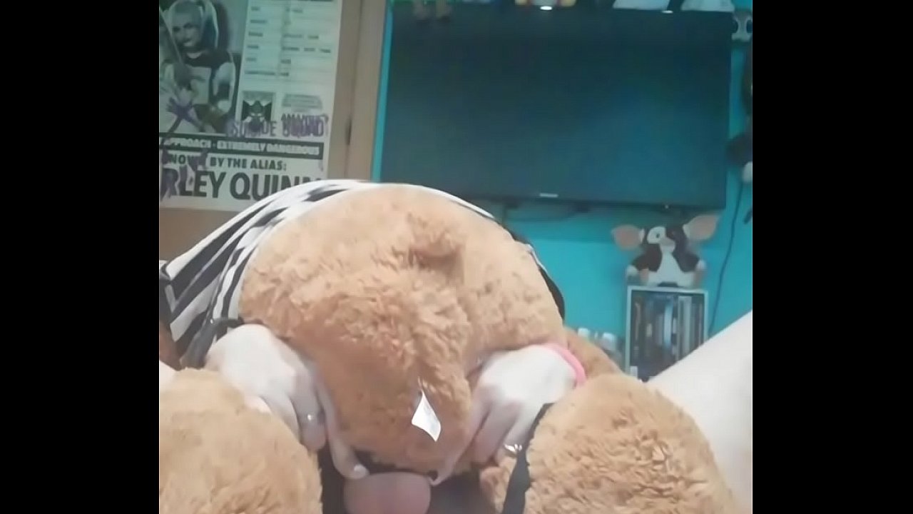 Actrizgemmagomory follando con su osito