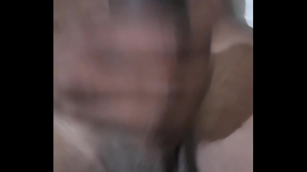 Preto &eacute;bano gostoso gozando se tocando com as bolas grandes