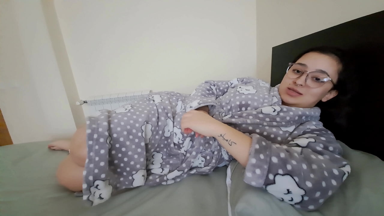 Esposa infiel vestida de sirvienta sexy se folla a un amigo