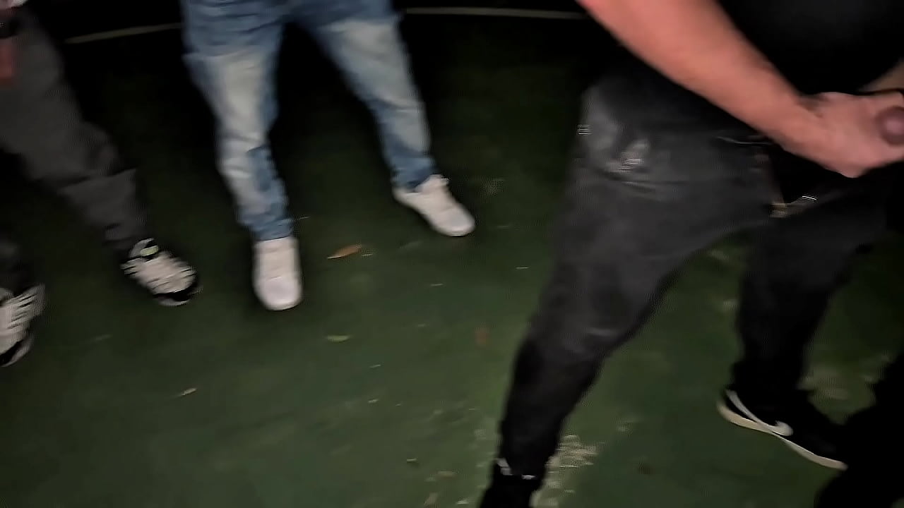 NOVINHA TRANSA COM 8 HOMENS EM QUADRA P&Uacute;BLICA