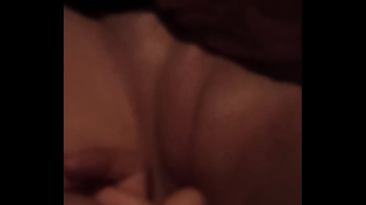 Novinha se masturbando no meu carro