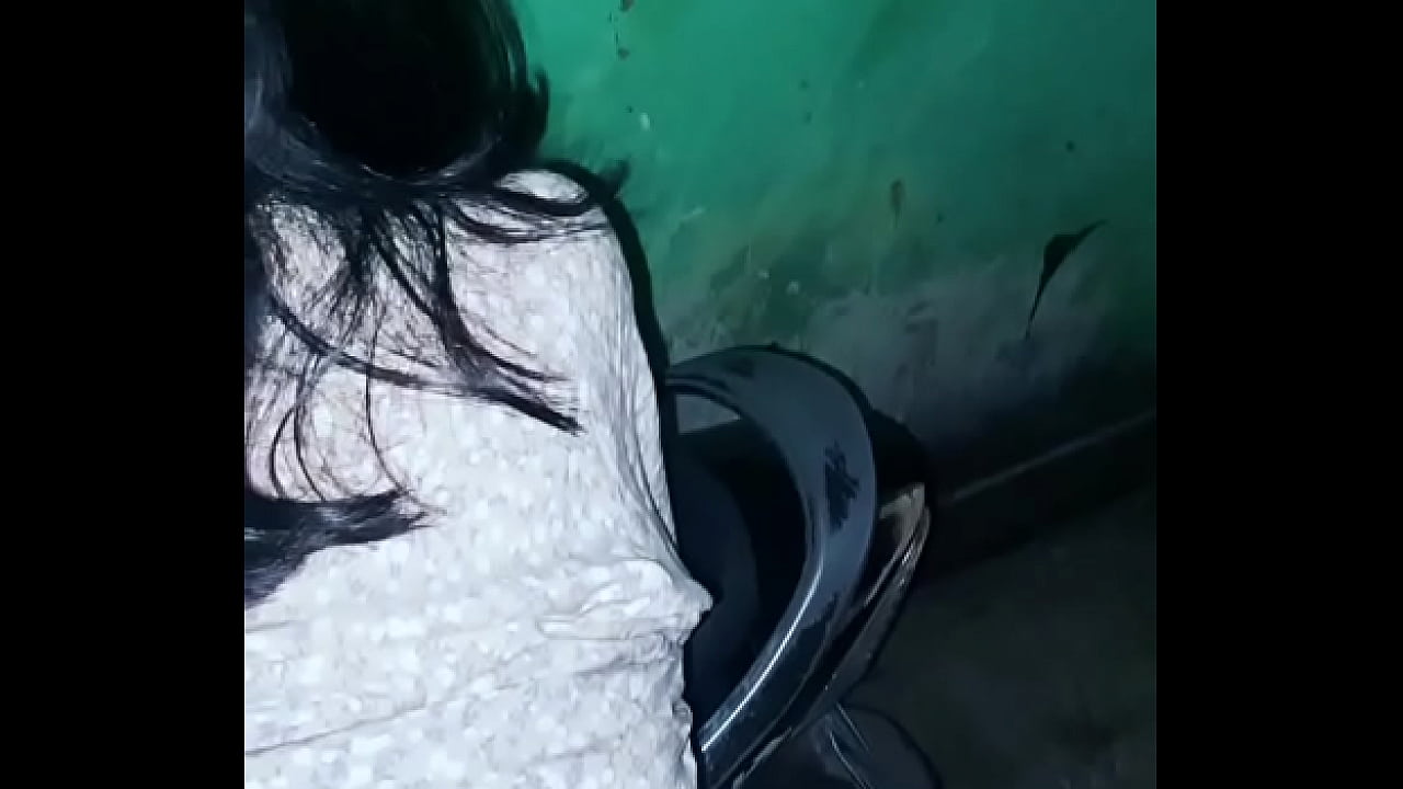 Ngentot di atas motor di gang perumahan hampir di gebukin warga