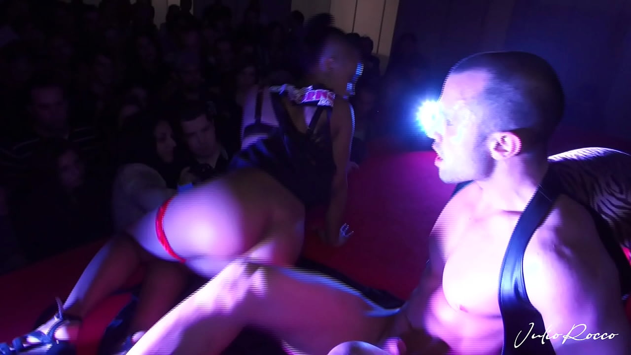 La mulatita folla sobre el escenario