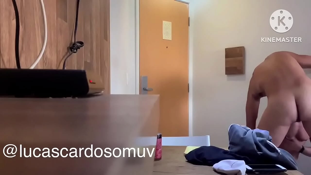 PUTO ME COMEU NA SALA BEM FORTE