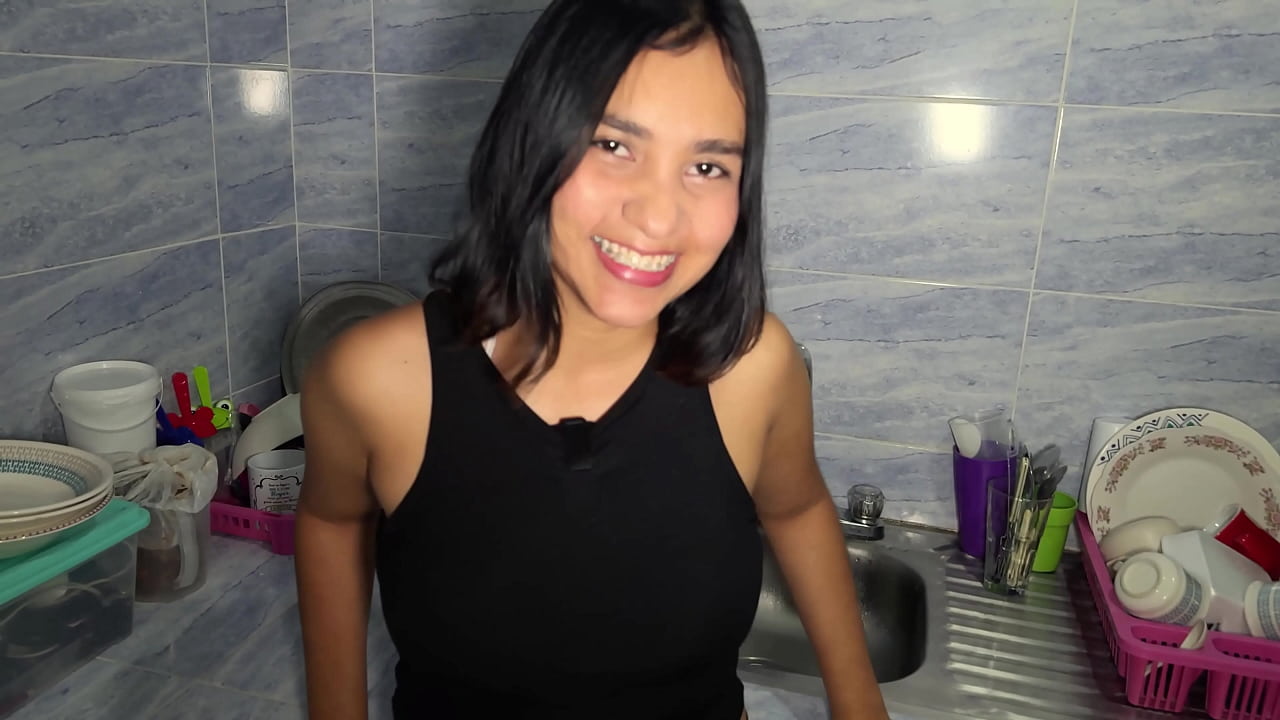 Empleada me sorprende con traje corto a solas en casa