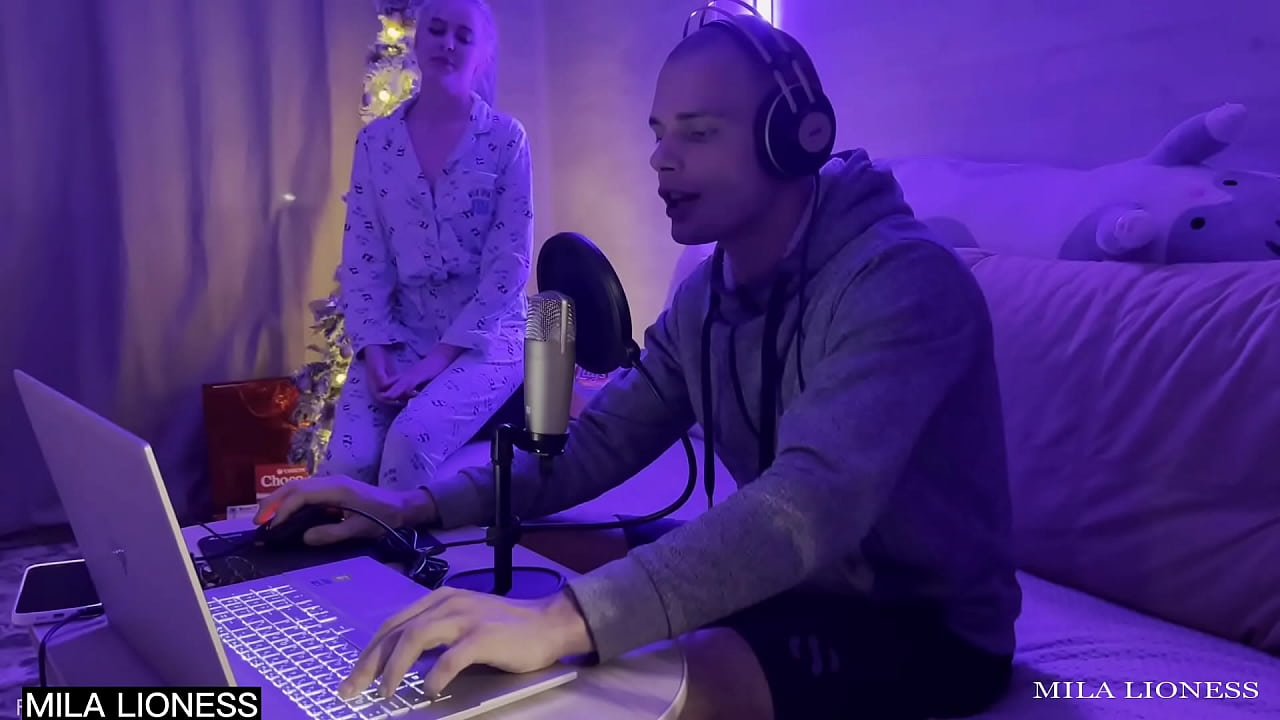 Stepmom wanted to sit on stepson's dick during the stream