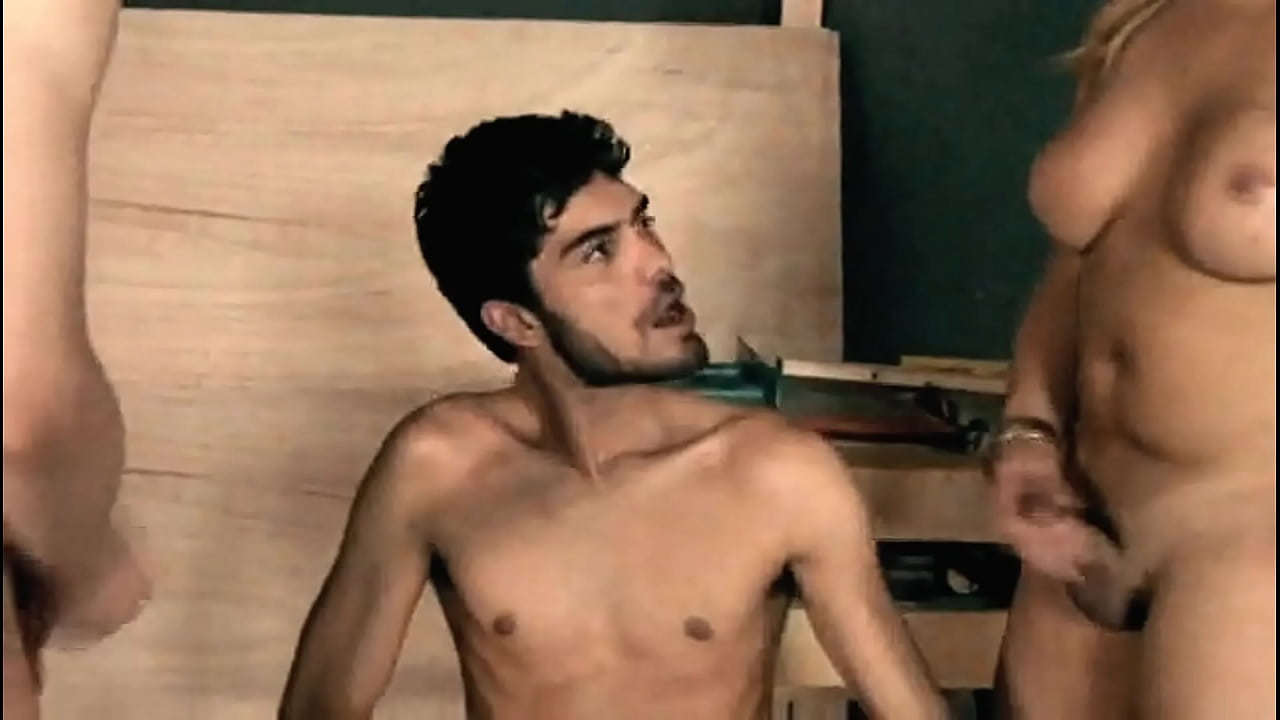 A minha primeira foda gravada. Jovem, safada e sem pudor em uma orgia sexual.