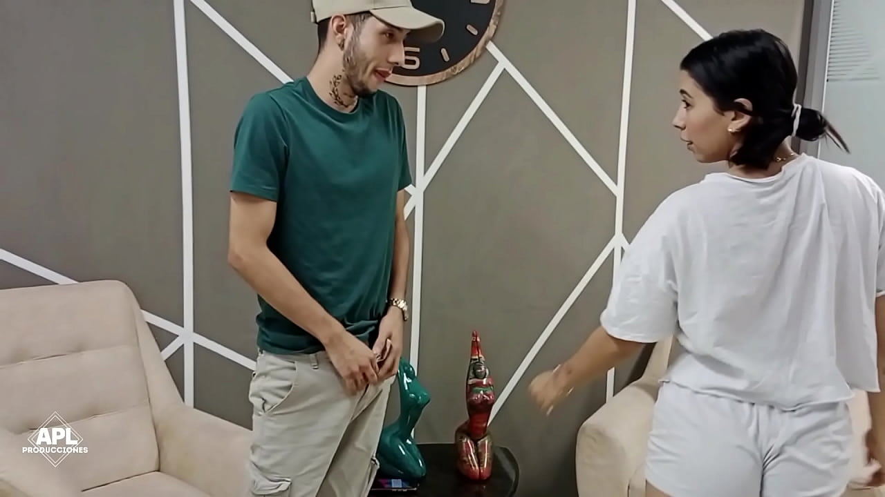 ME FOLLO A MI HERMANASTRA EN EL SOFA DE LA CASA, ELLA ES UNA CACHONDA JOVENCITA QUE LE GUSTA MI GRAN POLLA.