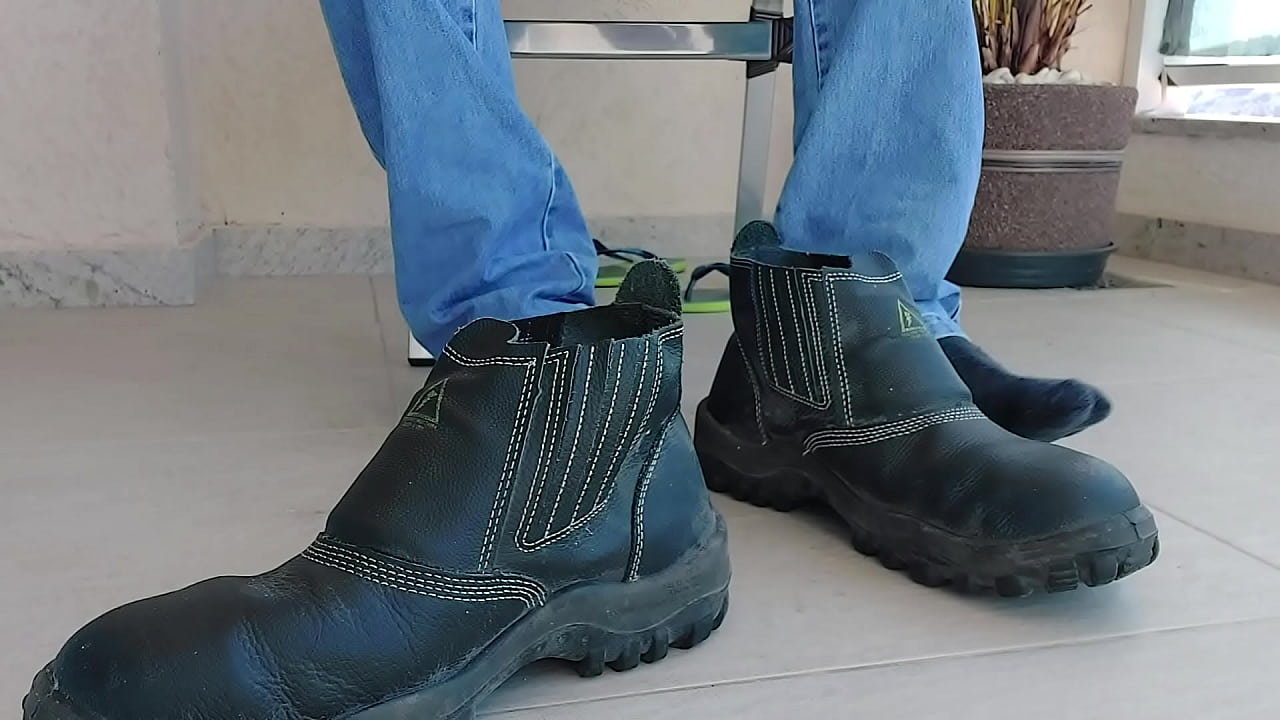 TIRANDO MINHA BOTA DE TRABALHO - SFTNE02