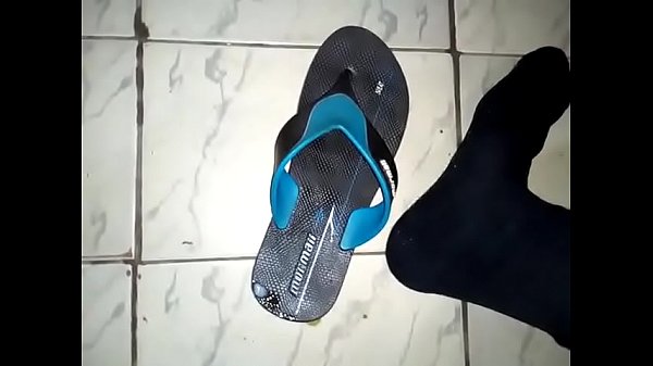 Me masturbei at&eacute; gozar com essa del&iacute;cia de chinelo e meias dele. chinelo n&deg; 41/42