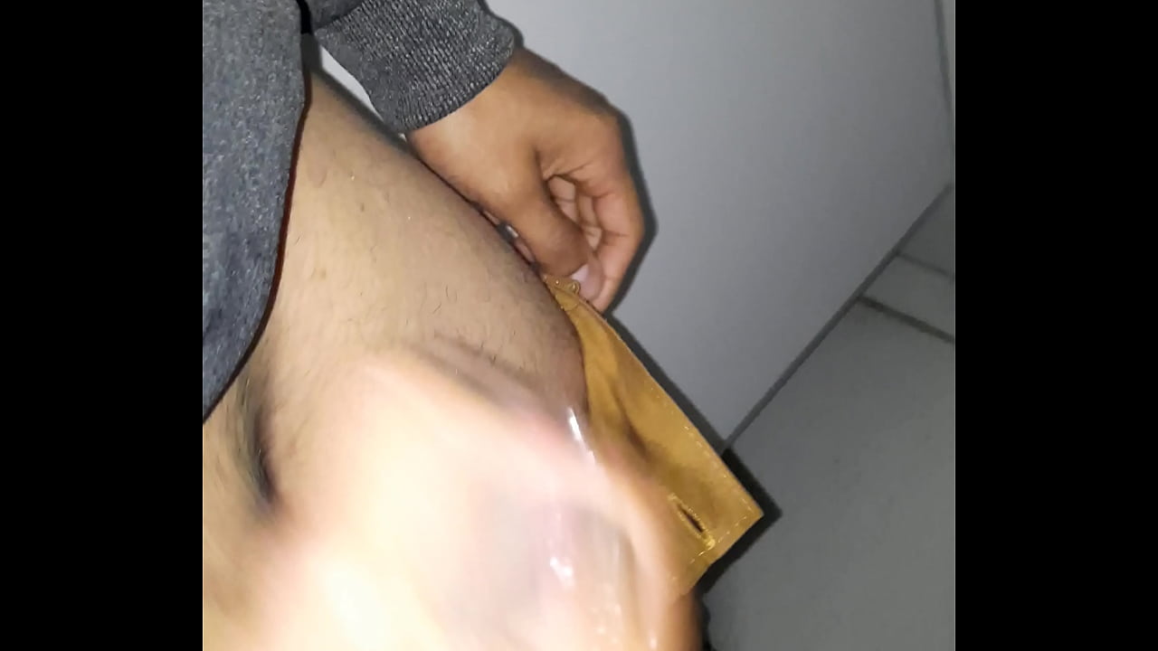 Carol no banheiro da escola