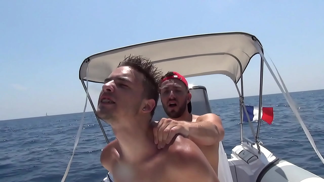 Kevin Ass bais&eacute; comme une salope sur un bateau en mer par la bite juteuse de Mathieu Ferhati