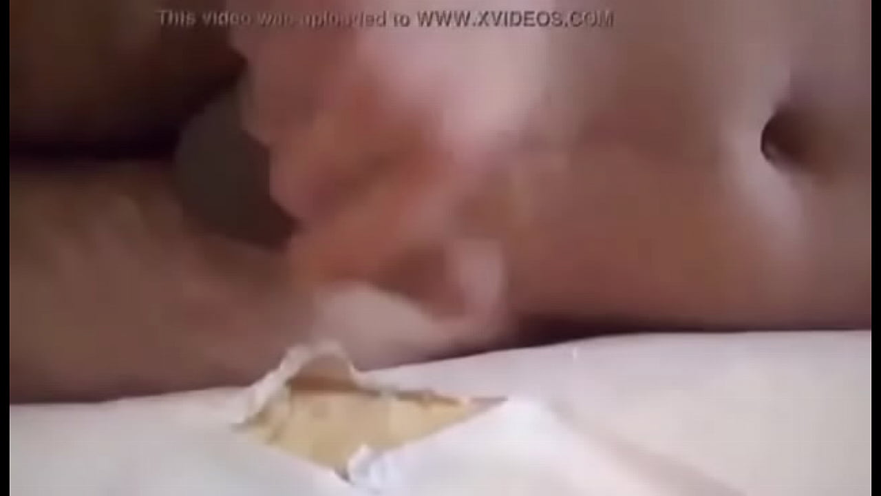 am scos salteaua cu cearceaf impermeabil din pat am pus-o pe podea, am facut o gaura &icirc;n ea si am ejaculat in gaura ei