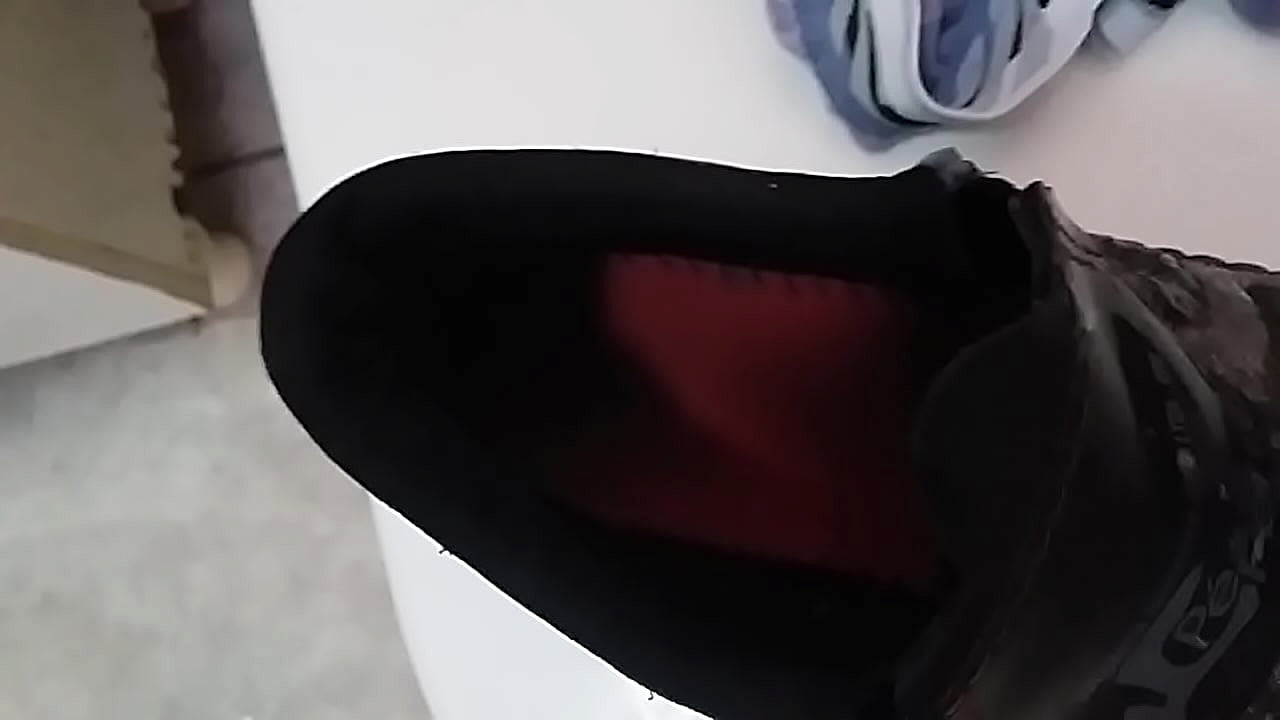 Me acabei no sapat&atilde;o do meu vizinho, gozei nele e cuspi muito