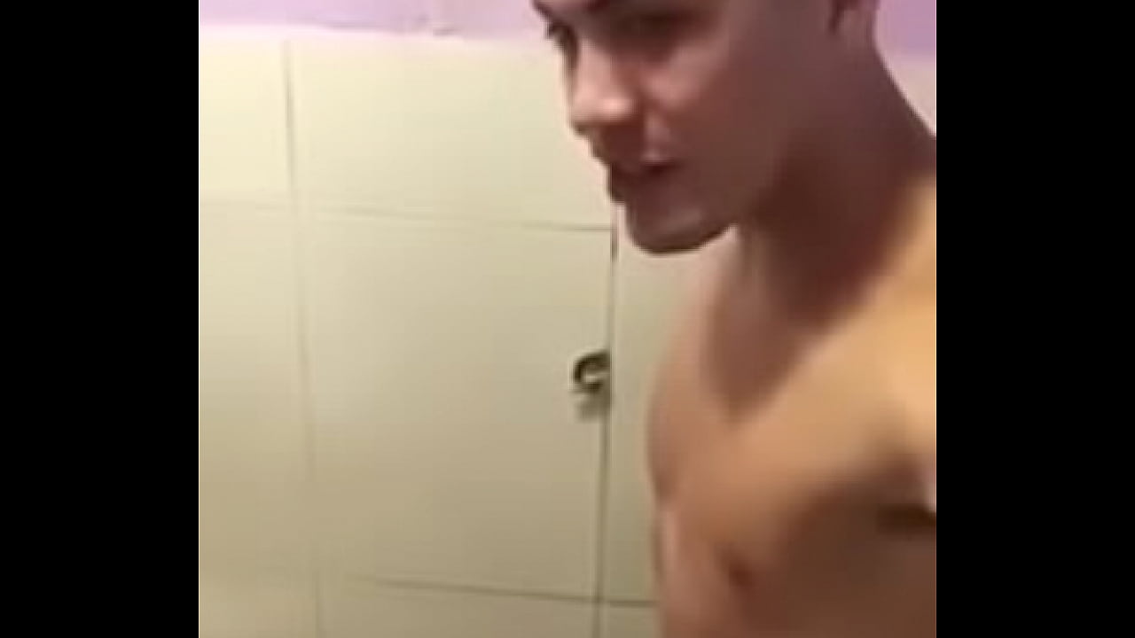 Mc Brisola batendo punheta no banho