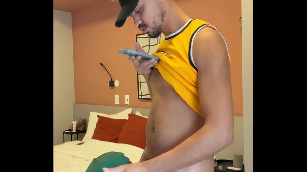 Vizinho do lado vivia me dando mole, at&eacute; eu convidar ele pro meu quarto pra poder me dar uma bem dura. - Parte I