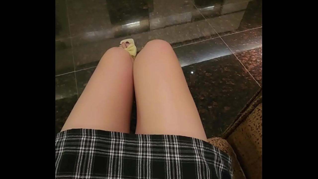 伪娘婷萱户外散步和尿尿