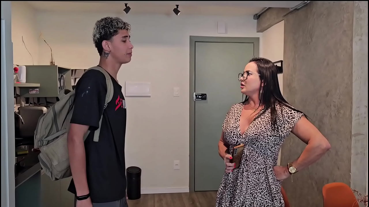 Jovem Adulto Virgem em aprendizado com a Milf safada .