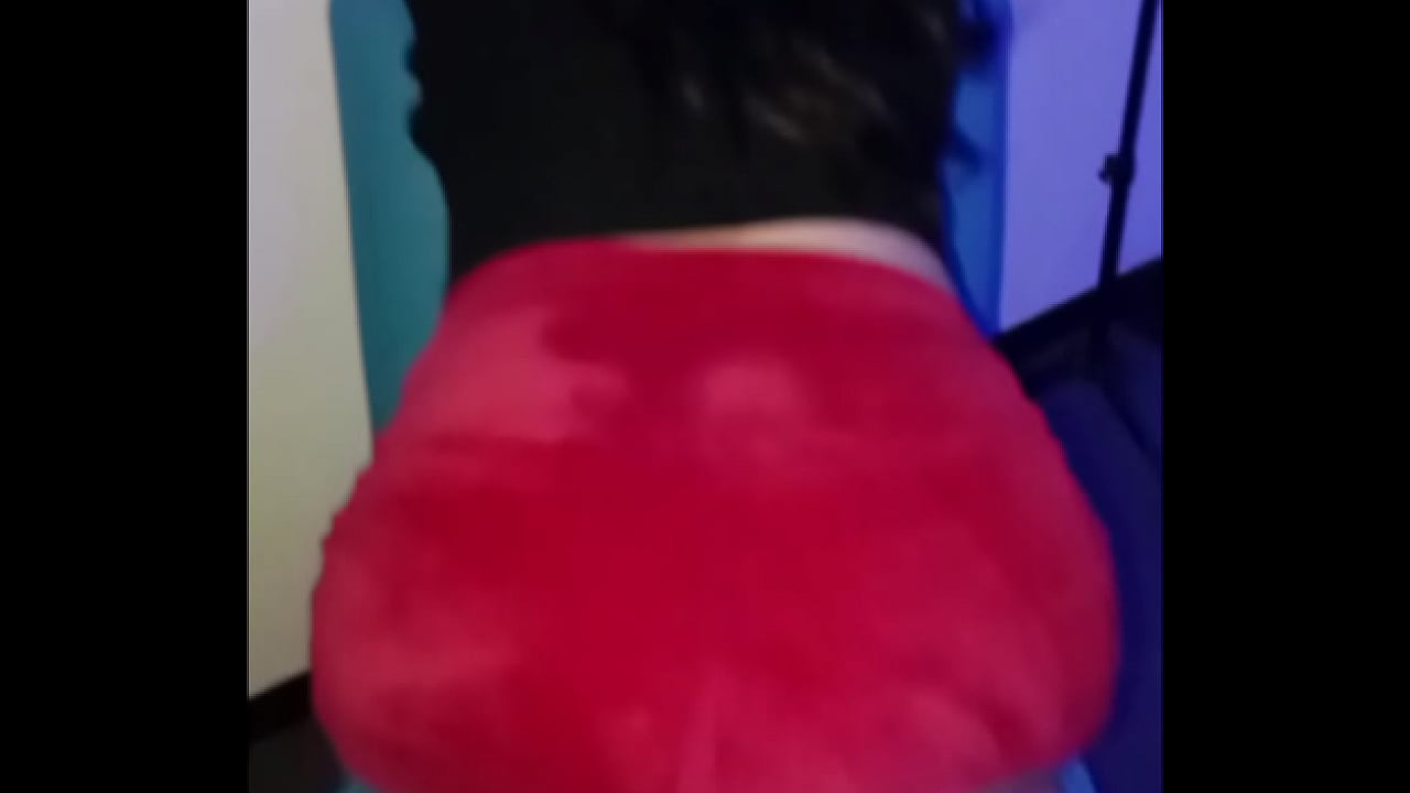 Zorra en falda roja da las nalgas y grita que rico