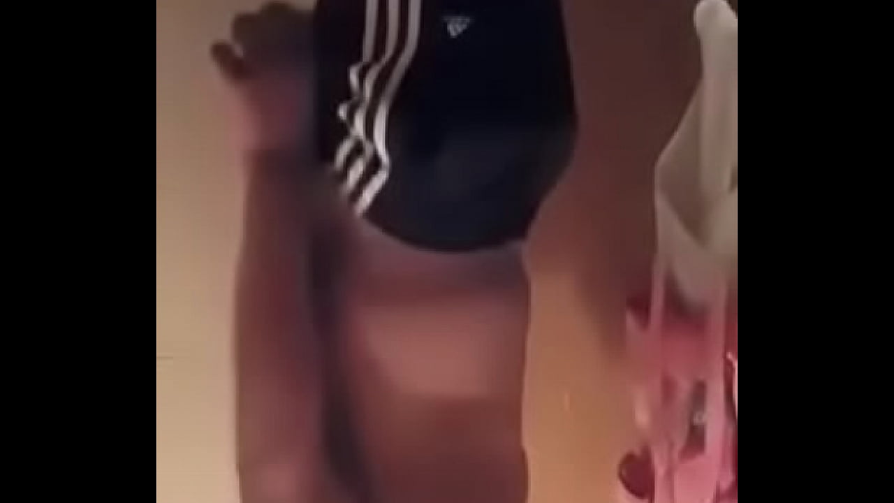 Gordito tatuado ense&ntilde;a su verga y la mueve bien rica