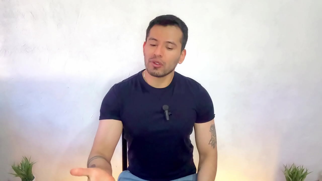 Hombre maduro casado tiene sexo con un joven que conoce en un antro