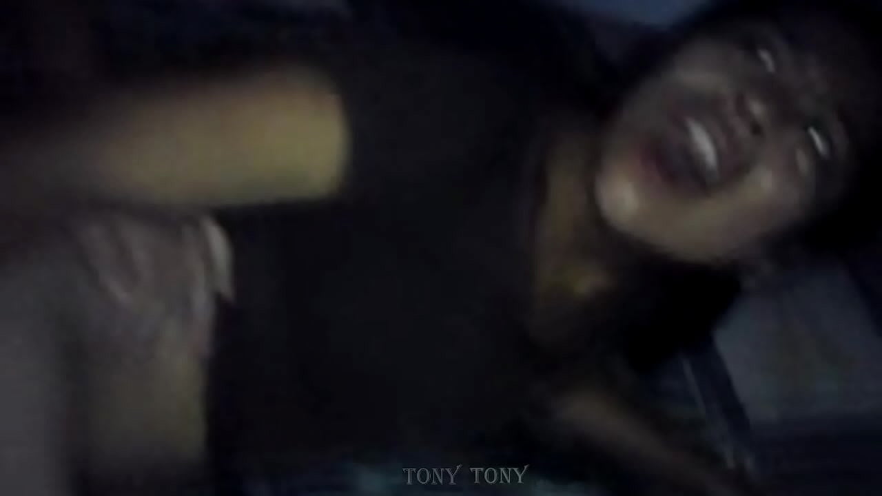 Al principio no quer&iacute;a pero una vez que la siente dentro del culo no dejaba de dar sentones y hasta se acomod&oacute; de lado para que le diera mas duro.