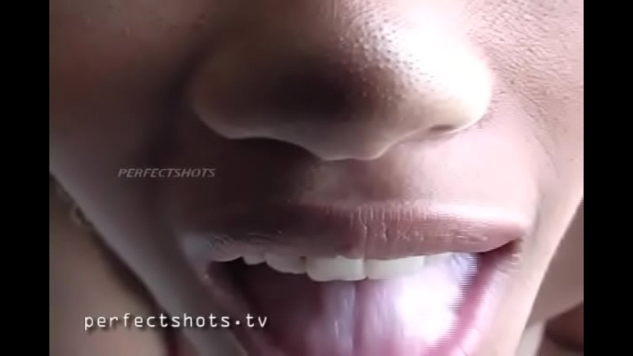 Ebony babe shows the goods