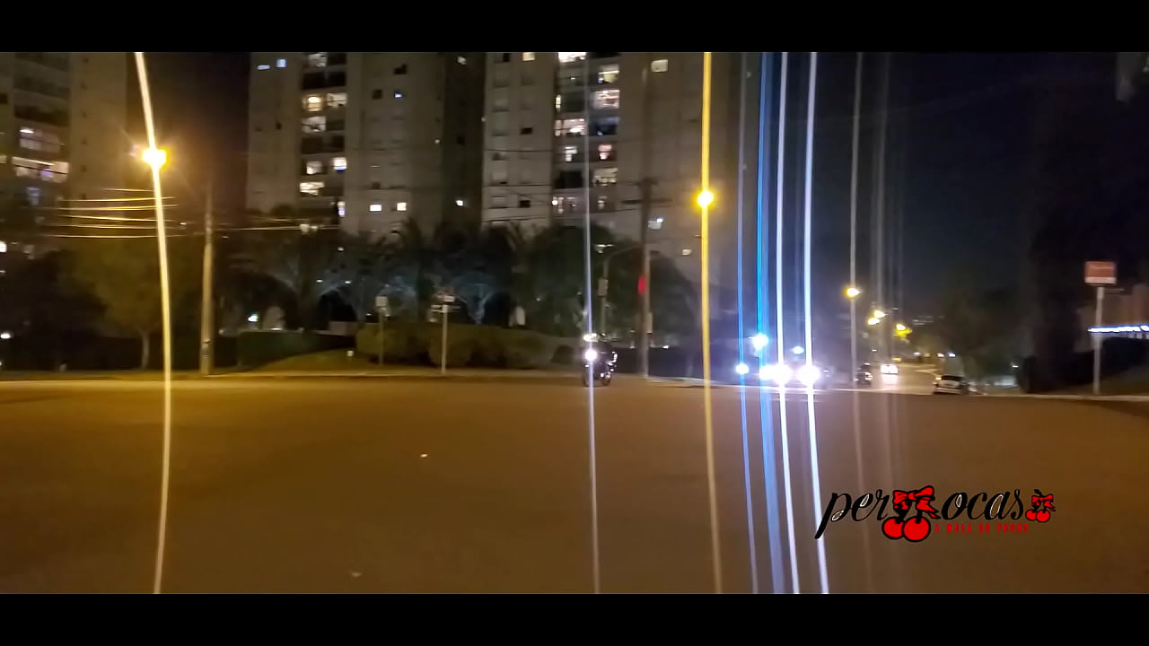 Moto boy persegue Mulher que mostra seios no teto solar do carro