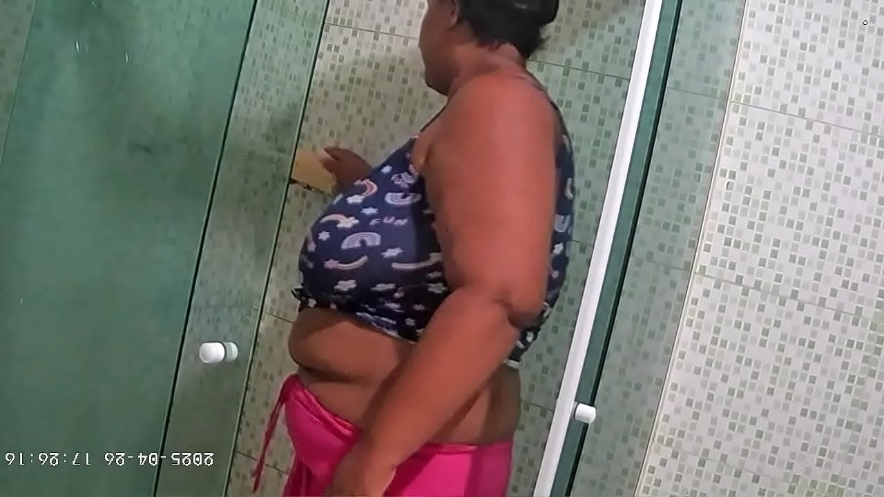 Camera escondida flagra vizinha se depilando