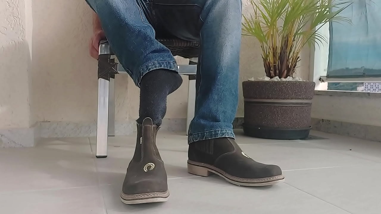 COLOCANDO MINHA BOTA DE COWBOY PARA O TRABALHO - ZB22BR